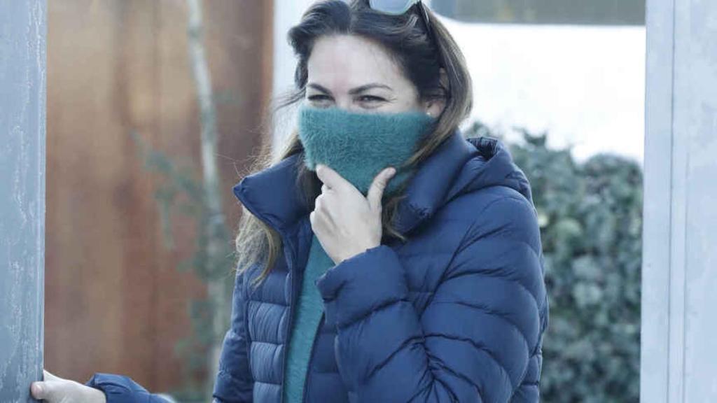 Fabiola Martínez a las puertas de su casa atendiendo a los medios de comunicación tras la ruptura.