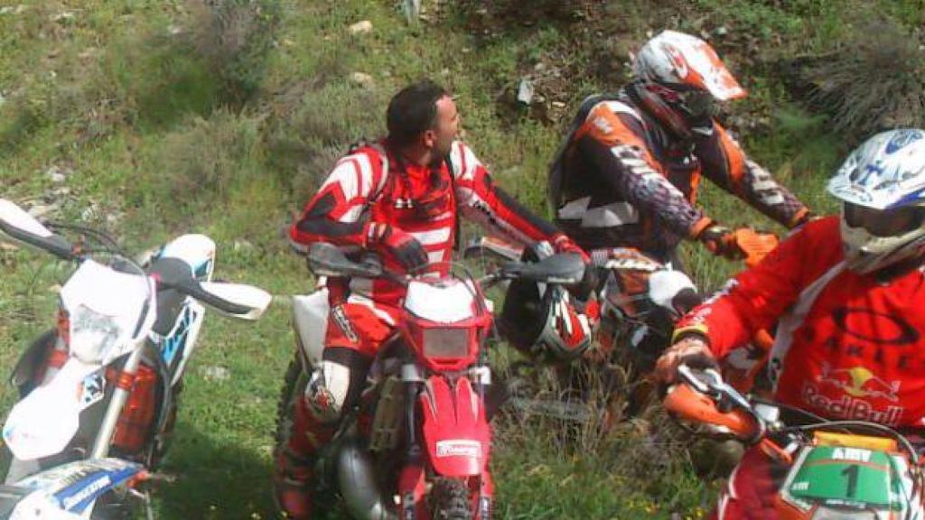 Juan Pedro es un gran aficionado a la práctica de moto enduro.