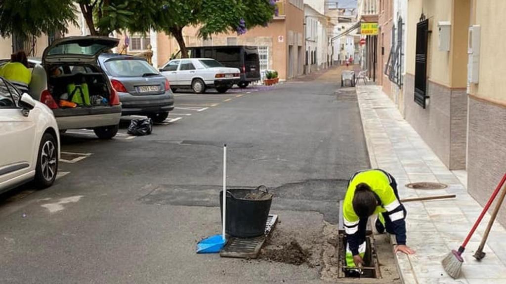 Unos operarios municipales haciendo trabajos en las calles de Fines donde residen Juan Pedro y Carmen.