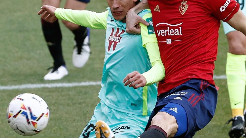 Budimir y Vallejo pelean por un balón