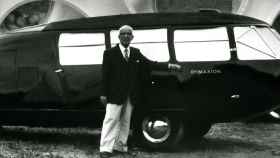Buckminster Fuller ante el Dymaxion Car y el FlyesEye Dome durante su 85 aniversario en
