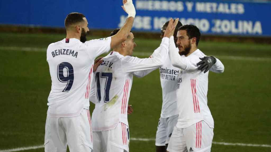 Los jugadores del Real Madrid celebran un gol ante el Alavés