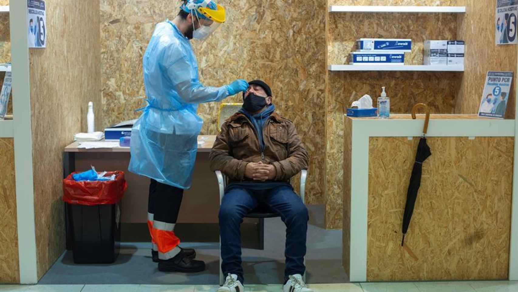 Un sanitario realiza una prueba PCR durante un cribado poblacional en Ourense.