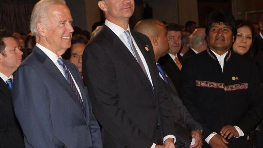 El todavía Príncipe Felipe, junto al entonces vicepresidente Joe Biden, en la toma de posesión de Michelle Bachelet, en Chile, en marzo de 2014.