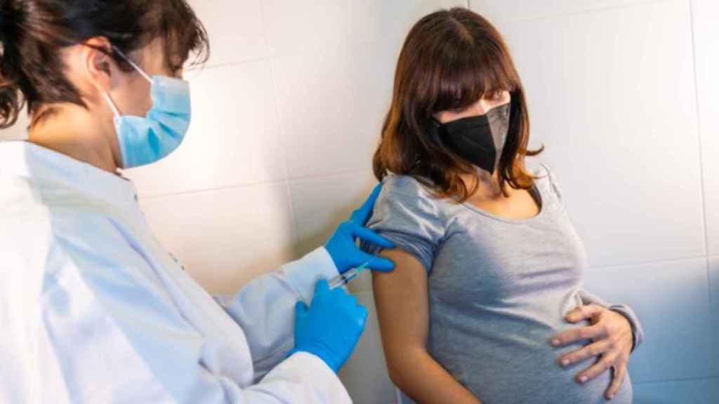 Una embarazada poniéndose una vacuna.