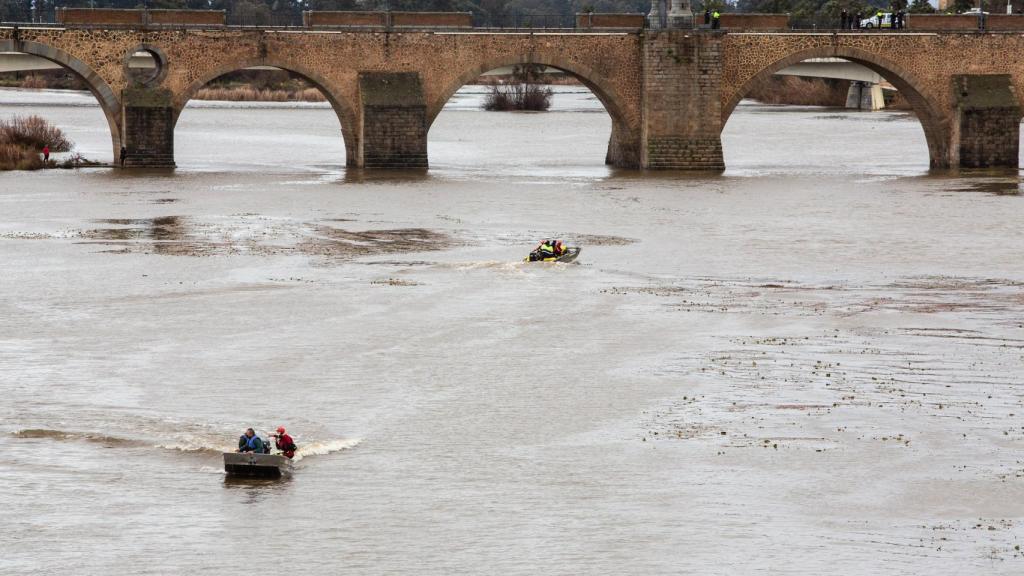 El Puente de las Palmas, en Badajoz, y los agentes durante la búsqueda de los fallecidos.