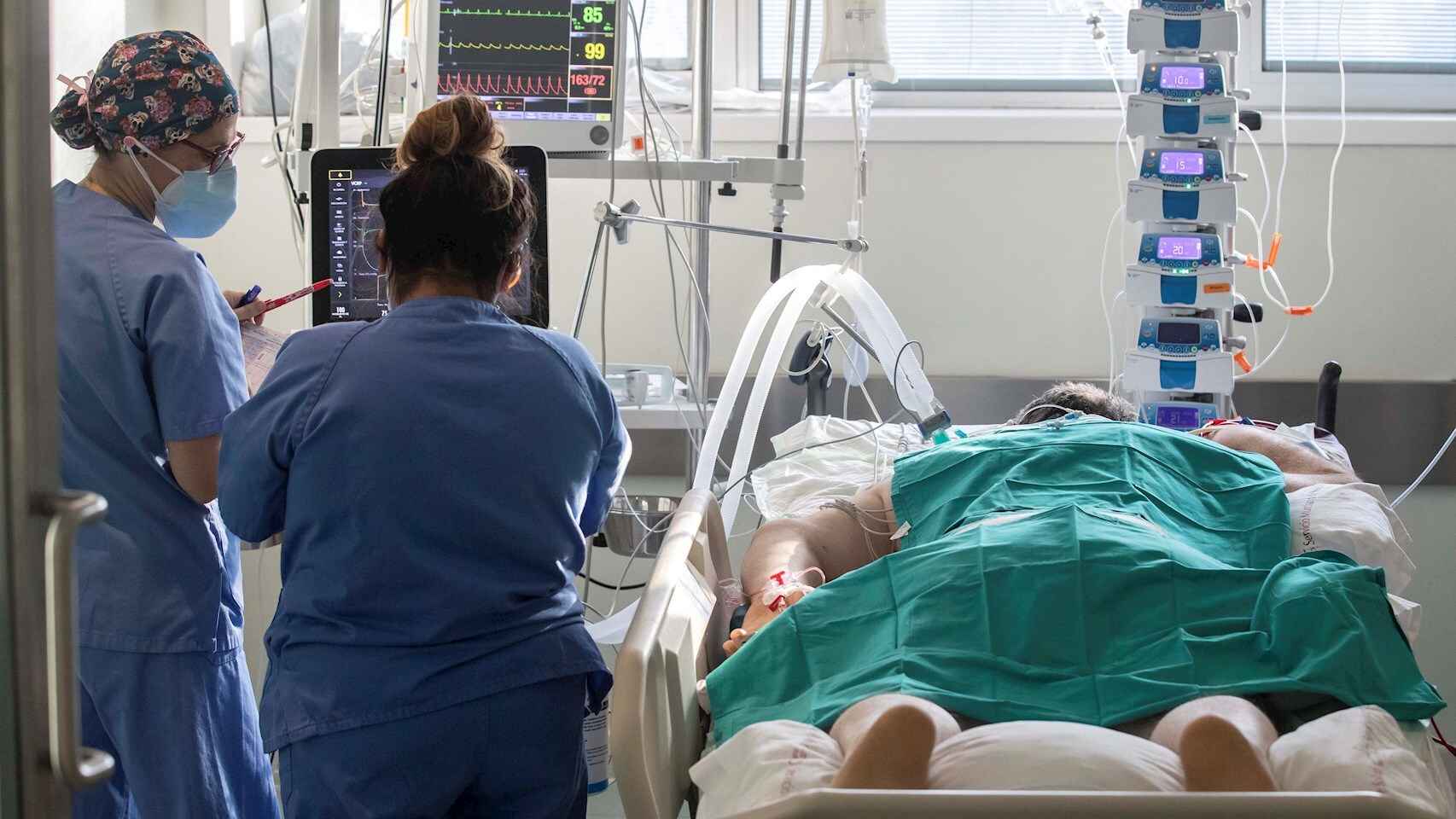 Dos enfermeras atienden a un paciente. EFE/ Marcial Guillén