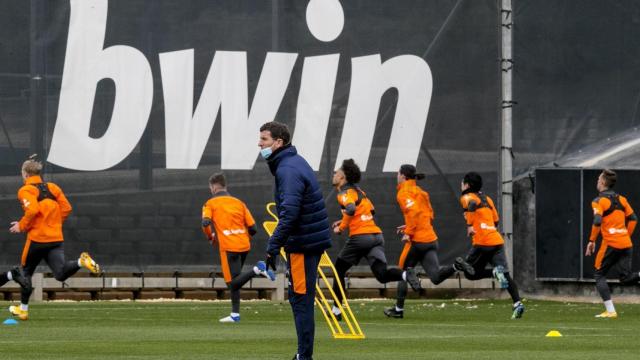 Javi Gracia y sus jugadores del Valencia CF, durante un entrenamiento