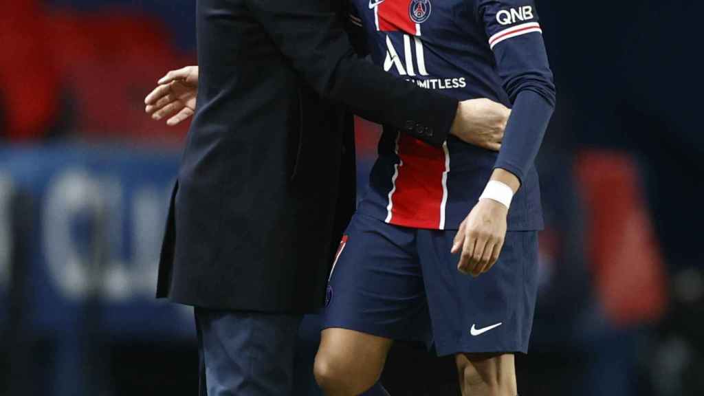Kylian Mbappé y Mauricio Pochettino se abrazan durante un partido del PSG