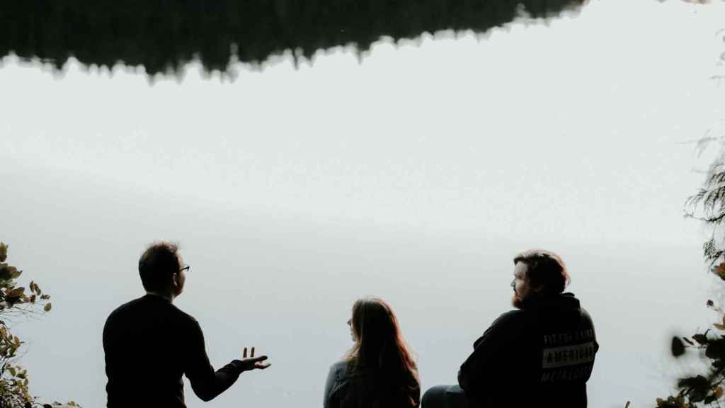 Un grupo de personas conversando al aire libre. Foto: Unsplash