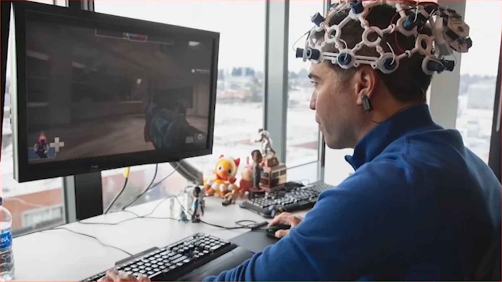 Un investigador juega con un dispositivo de interfaz cerebro-máquina