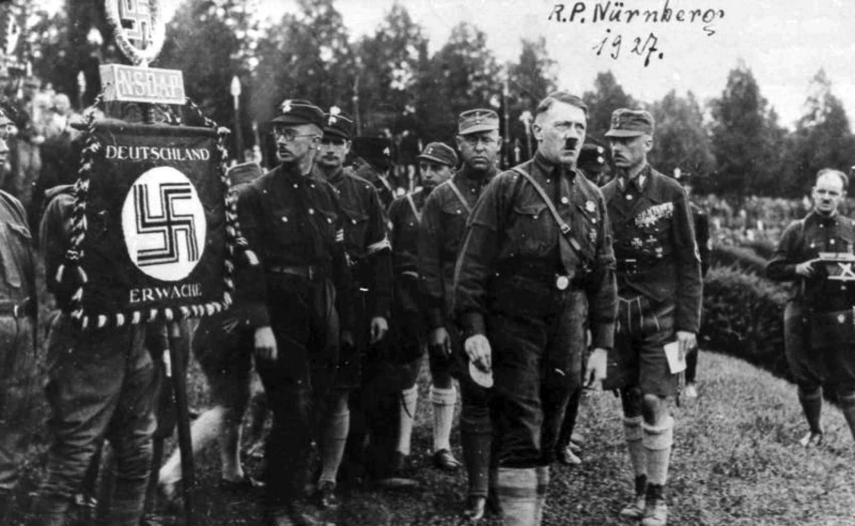 Rudolf Hess, segundo desde la izquierda, detrás de Heinrich Himmler.