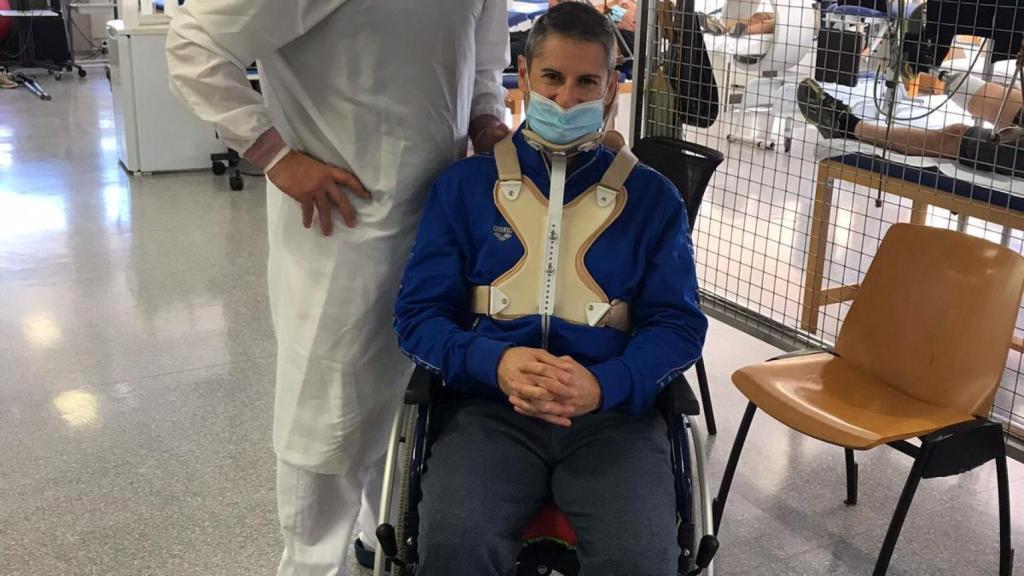 David junto a uno de los médicos que lo han tratado de sus lesiones estos meses.