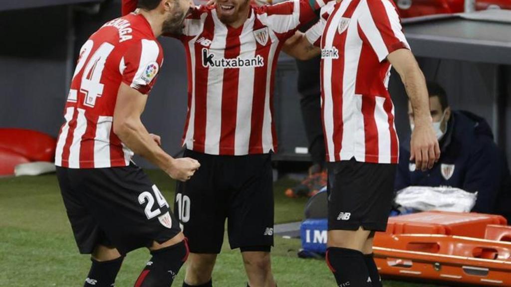 Raúl García celebra su gol al Getafe con Balenziaga y Muniain