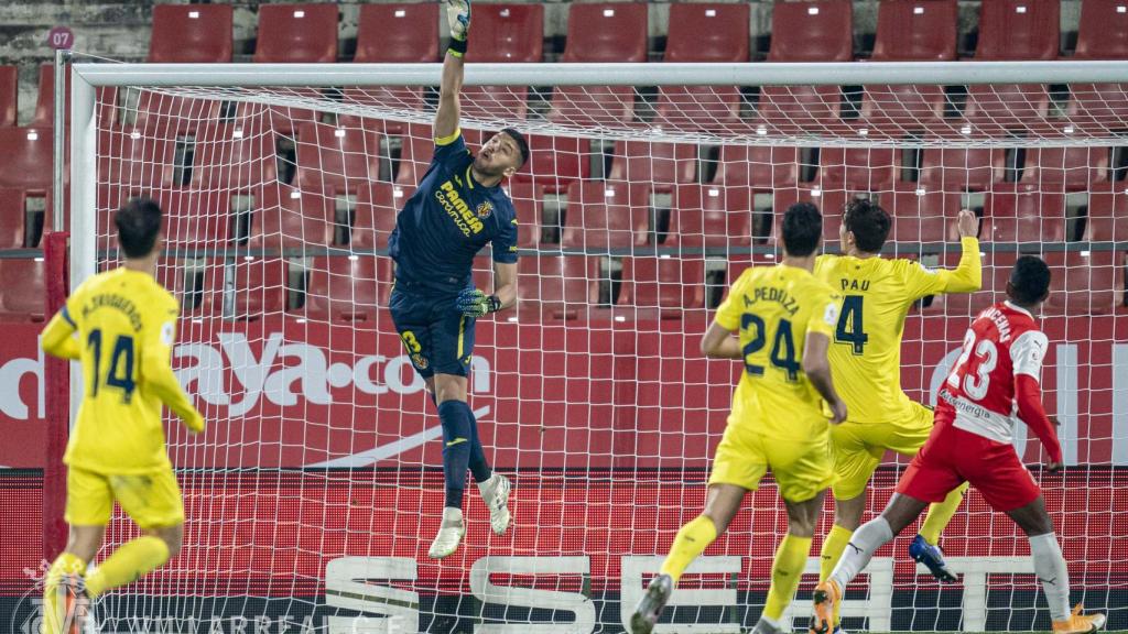 Parada de Gerónimo Rulli durante el Girona - Villarreal de la Copa del Rey
