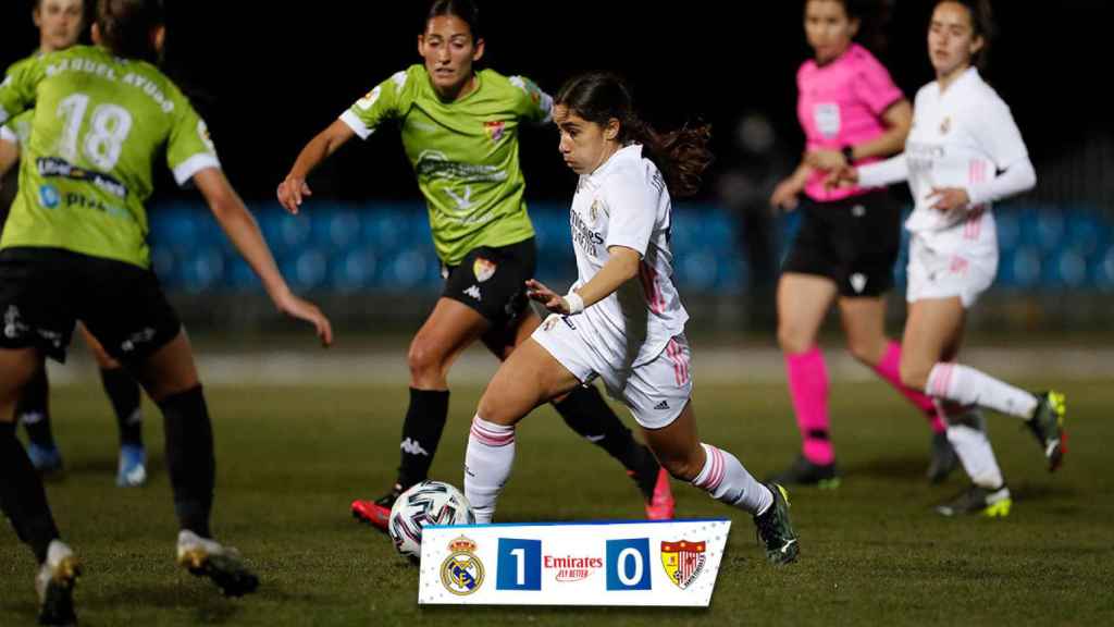 Lorena Navarro, rodeada de rivales en el Real Madrid Femenino - Santa Teresa de la Primera Iberdrola