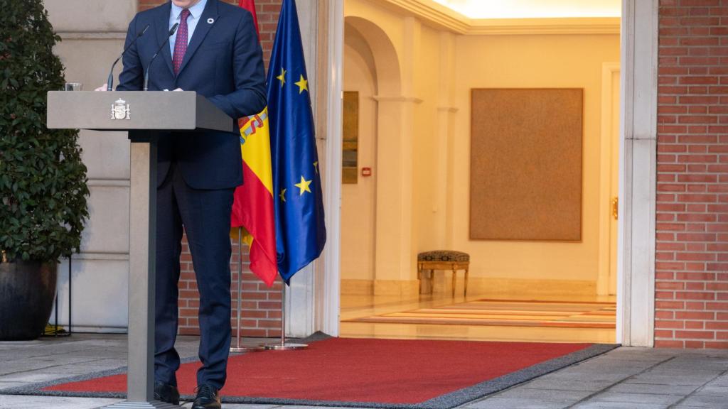 Pedro Sánchez, presidente del Gobierno, en la escalinata de Moncloa.