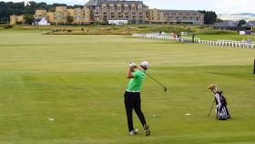 Un golfista, encarando un hoyo en el mítico Old Course de St. Andrews (Escocia).