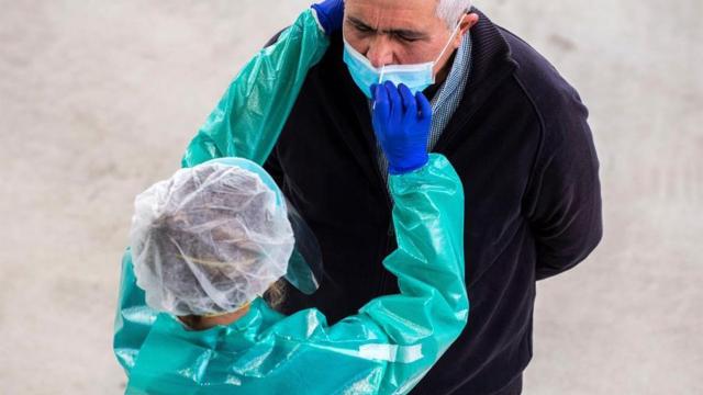 Un sanitario durante un cribado masivo.