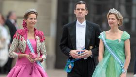 Iñaki Urdangarin, la infanta Elena y la infanta Cristina en la boda de la princesa Victoria de Suecia y Daniel Westling en 2010.