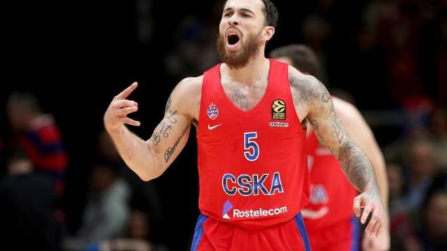 Mike James celebra una canasta con el CSKA