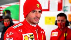 Carlos Sainz, feliz en su primer día con un Ferrari en sus manos
