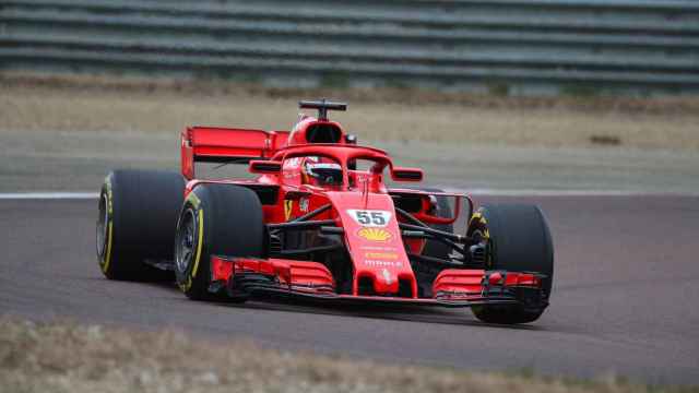 Carlos Sainz Jr. conduciendo un Ferrari por primera vez