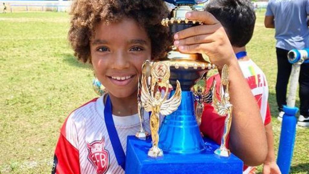 Kauan Basile, sujetando la Portuarios Cup 2020