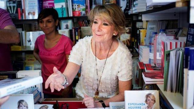 Esperanza Aguirre, en la feria del libro.