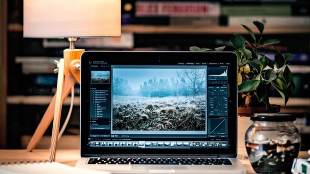 Un MacBook Pro en una mesa de trabajo.
