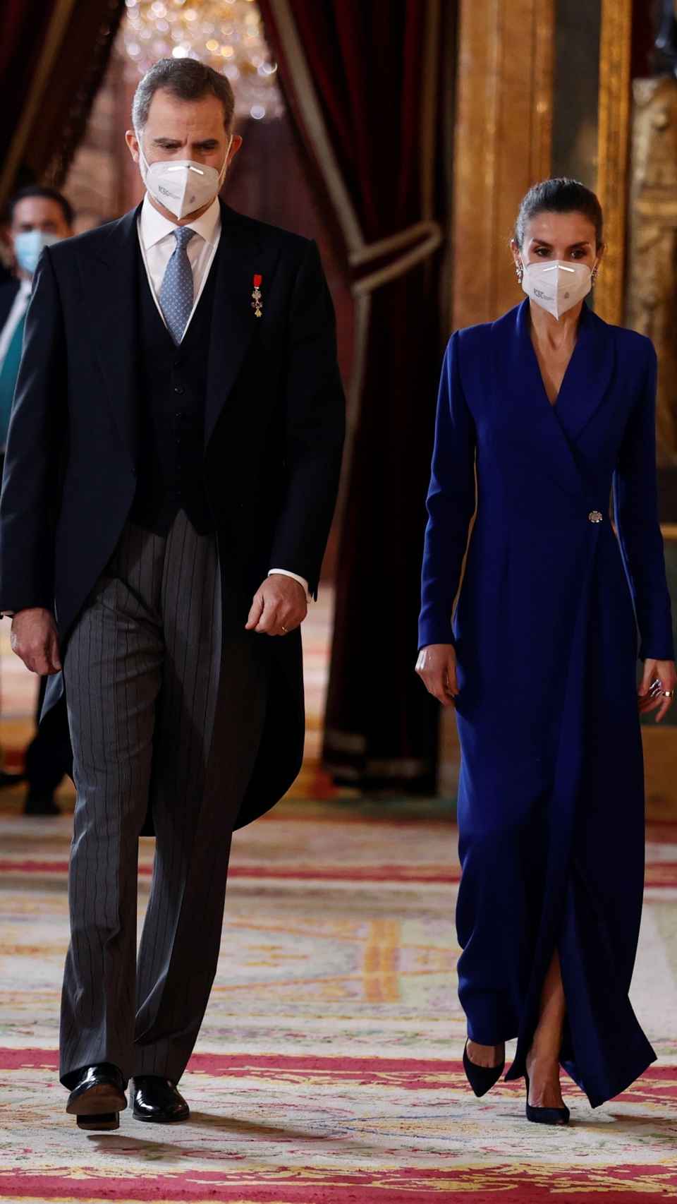 La reina ha lucido su vestido abrigo azul klein.