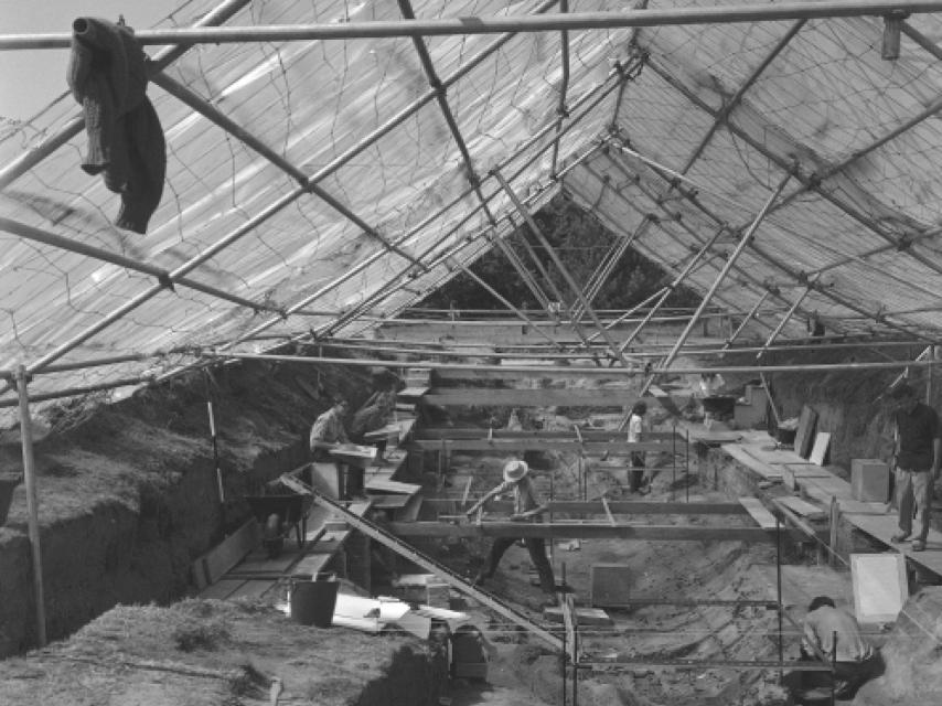 Excavaciones en Sutton Hoo en 1966. Los arqueólogos levantaron una estructura una gran techumbre para proteger y trabajar mejor en el sitio.
