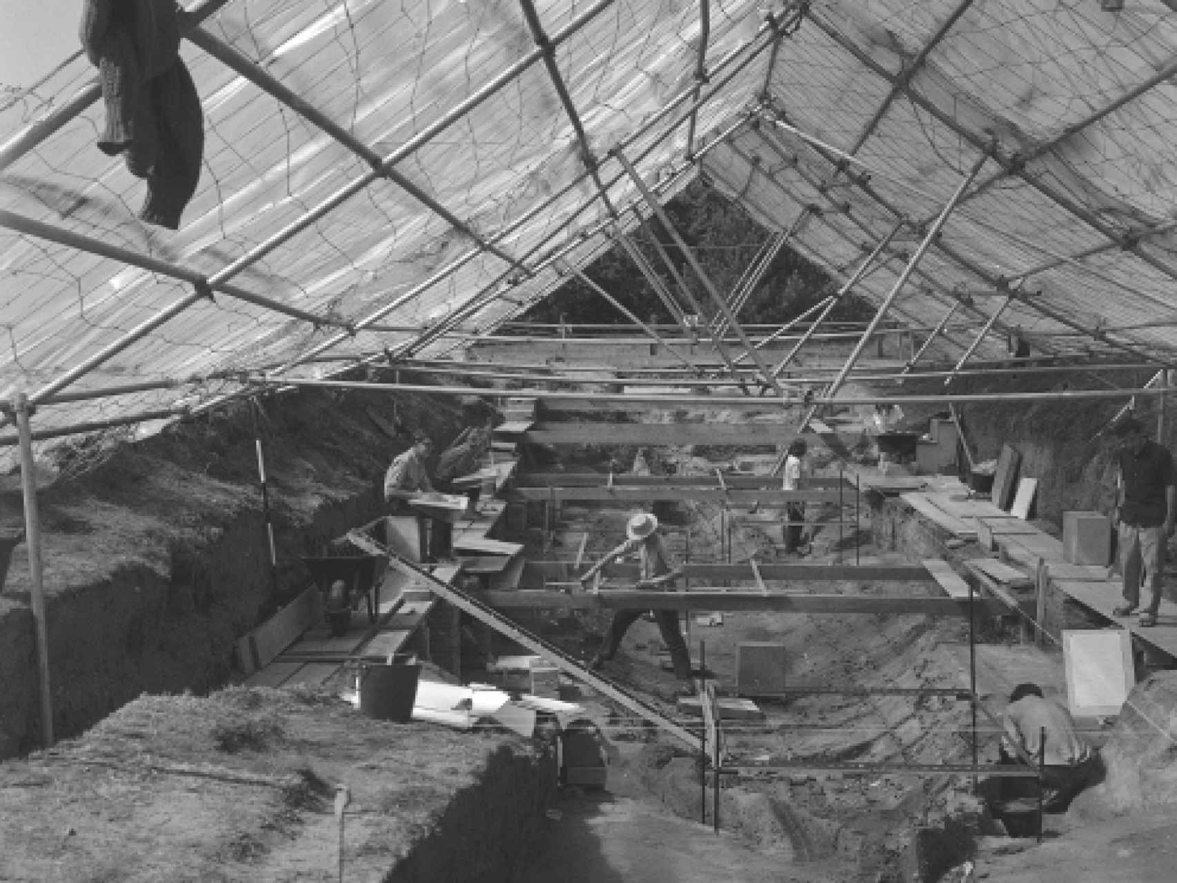 Excavaciones en Sutton Hoo en 1966. Los arqueólogos levantaron una estructura una gran techumbre para proteger y trabajar mejor en el sitio.
