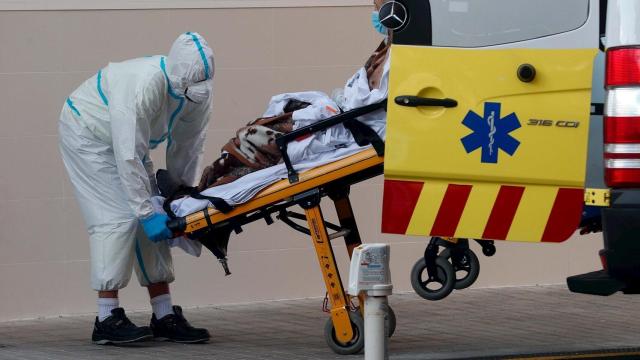 Un sanitario traslada a un enfermo en el Hospital Clínico de Valencia. EFE/ Kai Försterling.