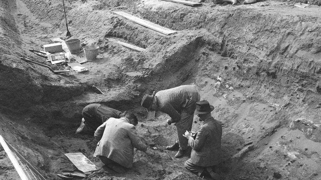 Los arqueólogos excavando el barco funerario de Sutton Hoo a finales de la década de 1930.