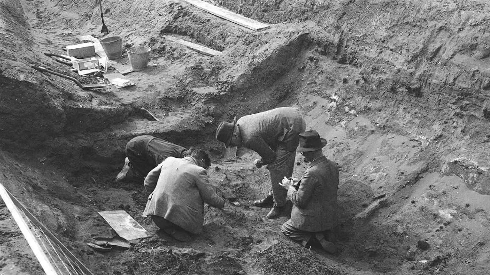 Los arqueólogos excavando el barco funerario de Sutton Hoo a finales de la década de 1930.