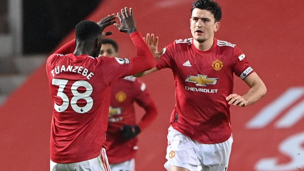 Axel Tuanzebe celebra un gol con Harry Maguire