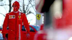 Carlos Sainz con el mono de Ferrari