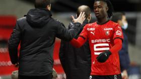 Camavinga choca su mano con su entrenador Julien Stephan