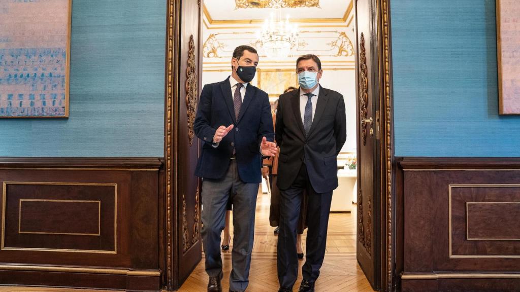 El presidente de la Junta de Andalucía, Juanma Moreno, y el ministro de Agricultura, Luis Planas.