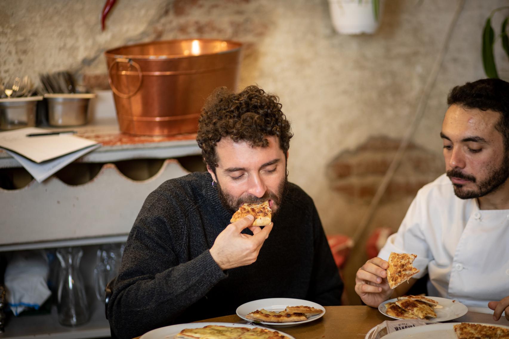 Los hermanos Figurato prueban las pizzas de cuatro quesos.