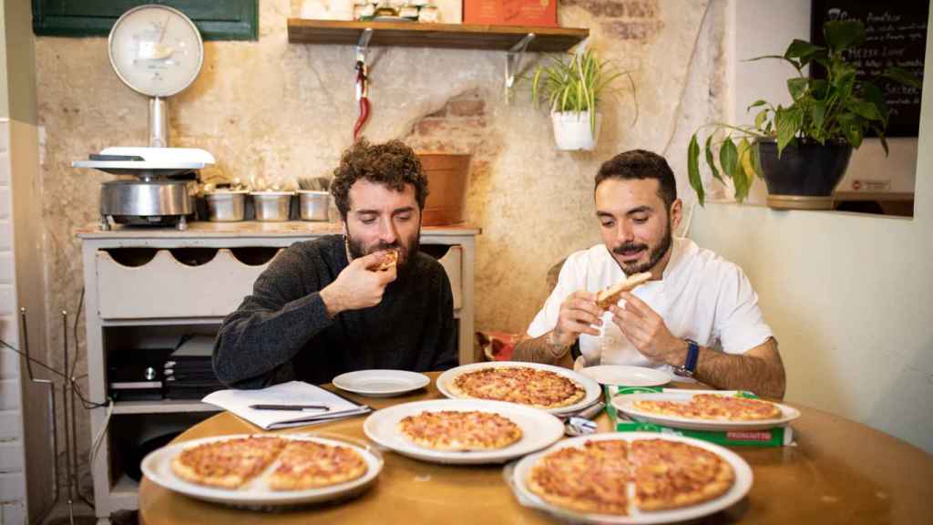 Vittorio y Ricardo, de izquierda a derecha, prueban la pizza de Buitoni.