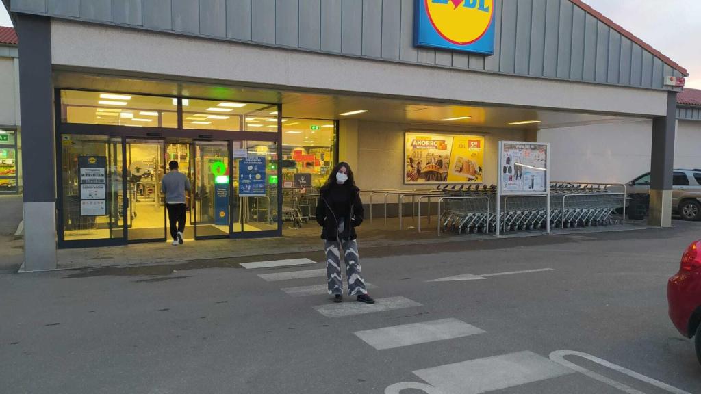 La hija de Teresa Vázquez, frente a la tienda de Lidl en la que compra su madre.
