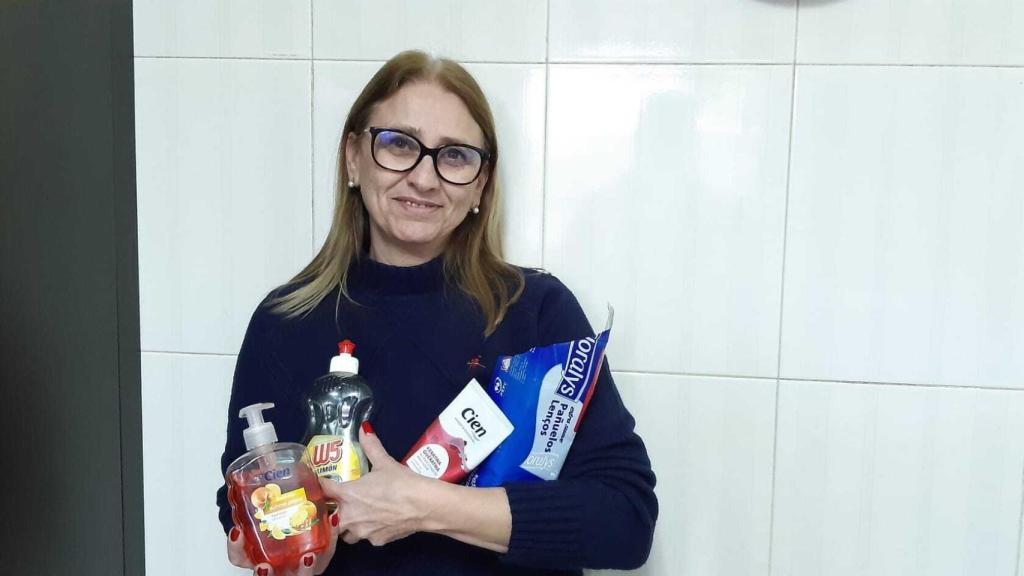Belén Posse, una clienta fiel de Lidl, con varios de sus productos de marca propia.