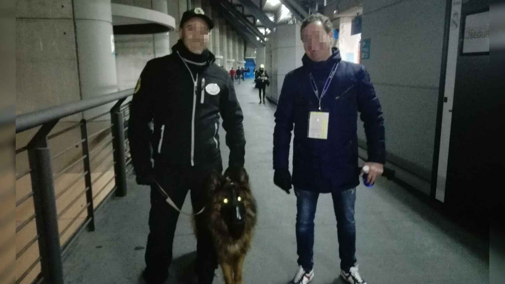 Jaime Sanz junto uno de sus perros, en el Santiago Bernabéu.