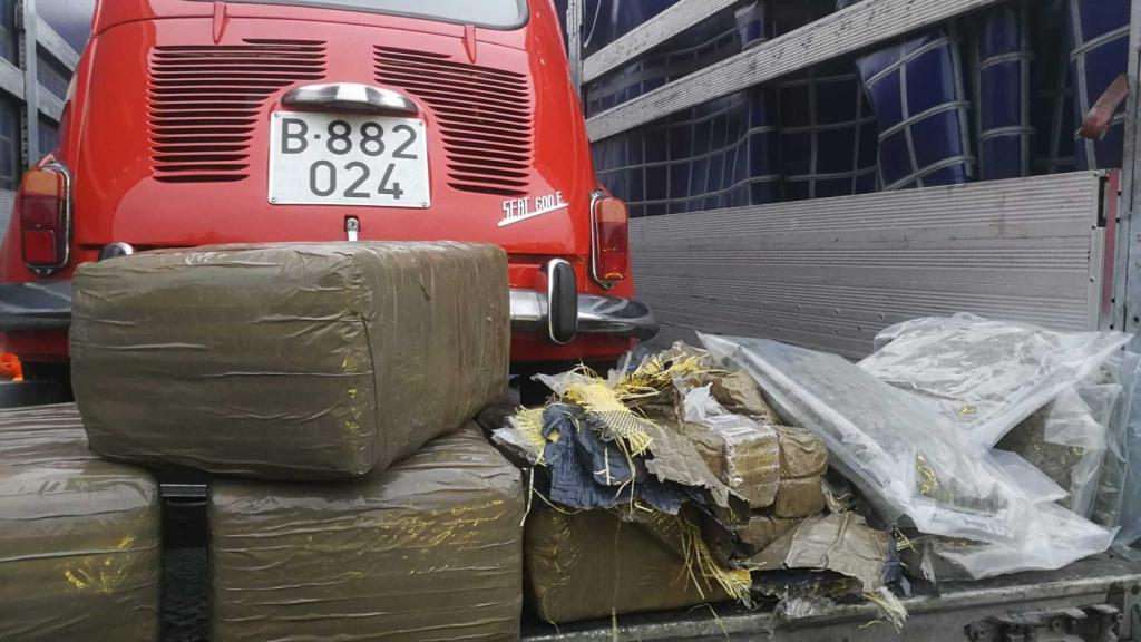 Uno de los coches clásicos tras el registro del camión en el que viajaba oculta la droga.