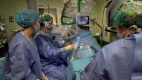 Vista de una intervención quirúrgica realizada en el Hospital de Valdecilla (Santander), que ha realizado 50 operaciones más que la semana pasada.