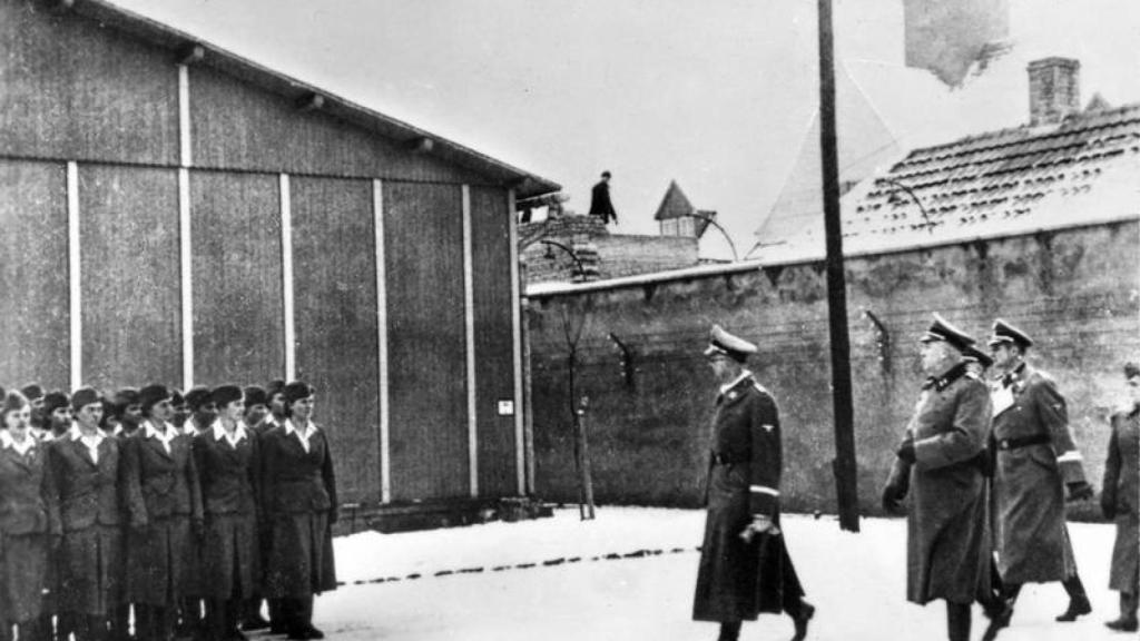 Heinrich Himmler pasando revista a las guardias nazis del campo de Ravensbrück.