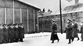 Heinrich Himmler pasando revista a las guardias nazis del campo de Ravensbrück.