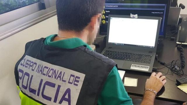 Uno de los agentes del grupo de Ciberdelincuencia.